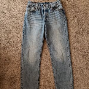 Levi’s Women's Medium Wash Denim Jeans Straight Leg W26 L28